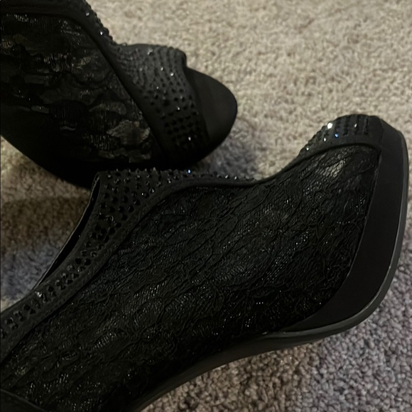Elegant Black Lace Peep-Toe Heels - Picture 2 of 4